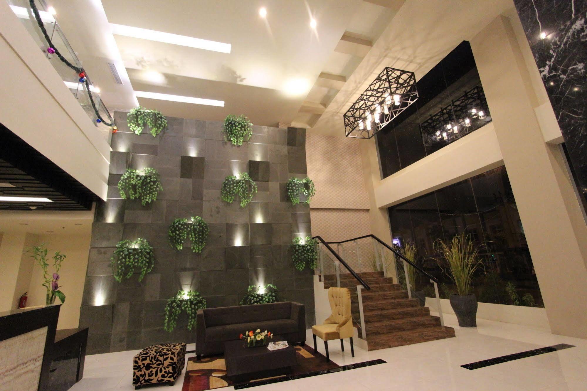 The Sun Hotel Madiun Exterior foto