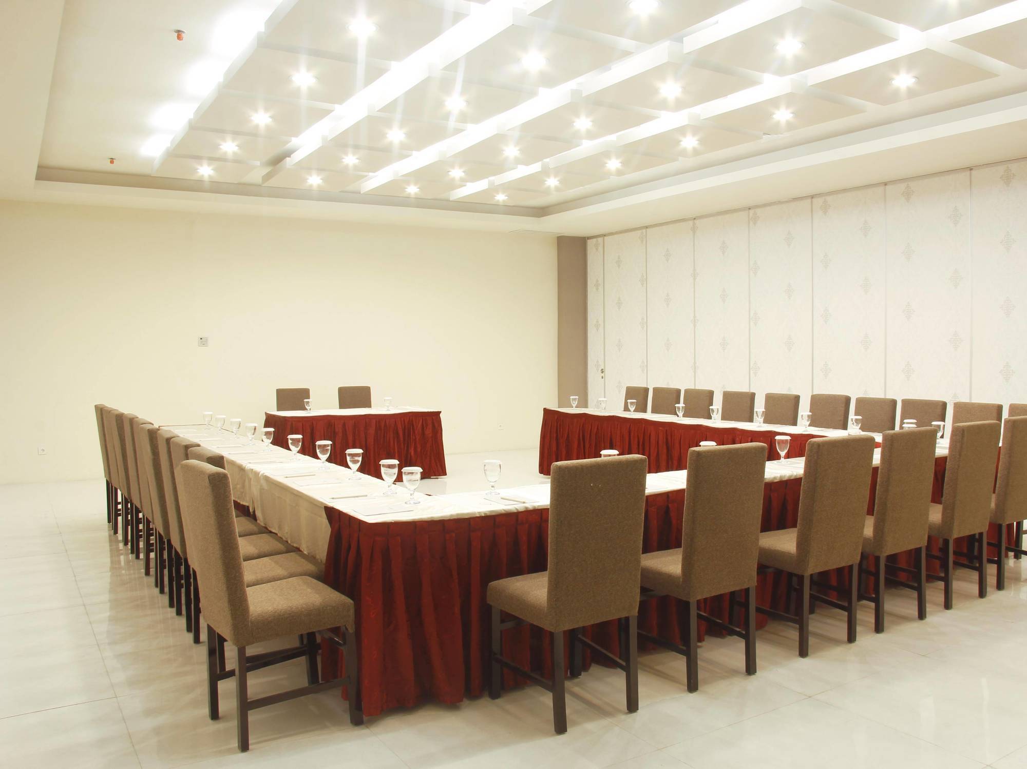The Sun Hotel Madiun Exterior foto