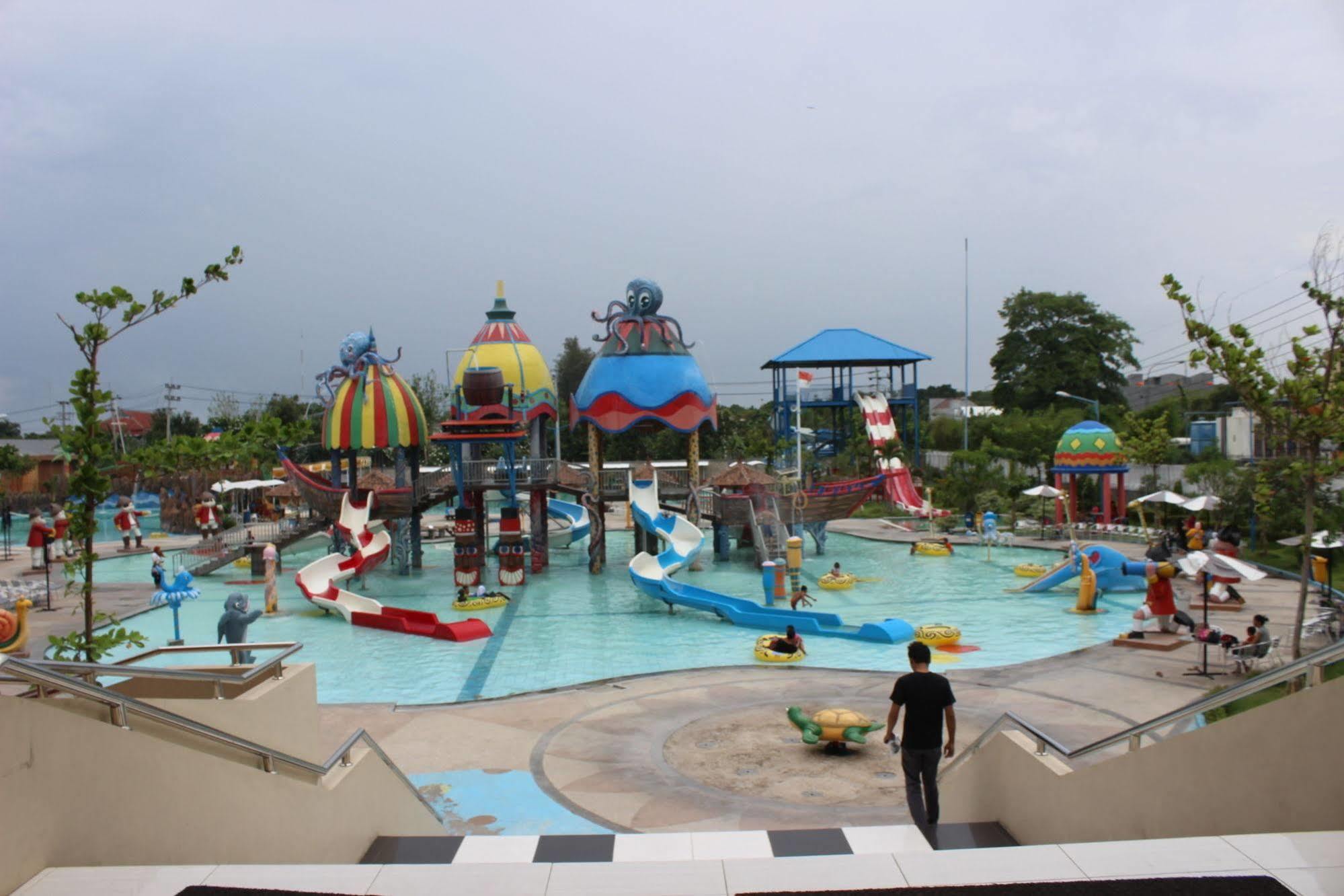The Sun Hotel Madiun Exterior foto